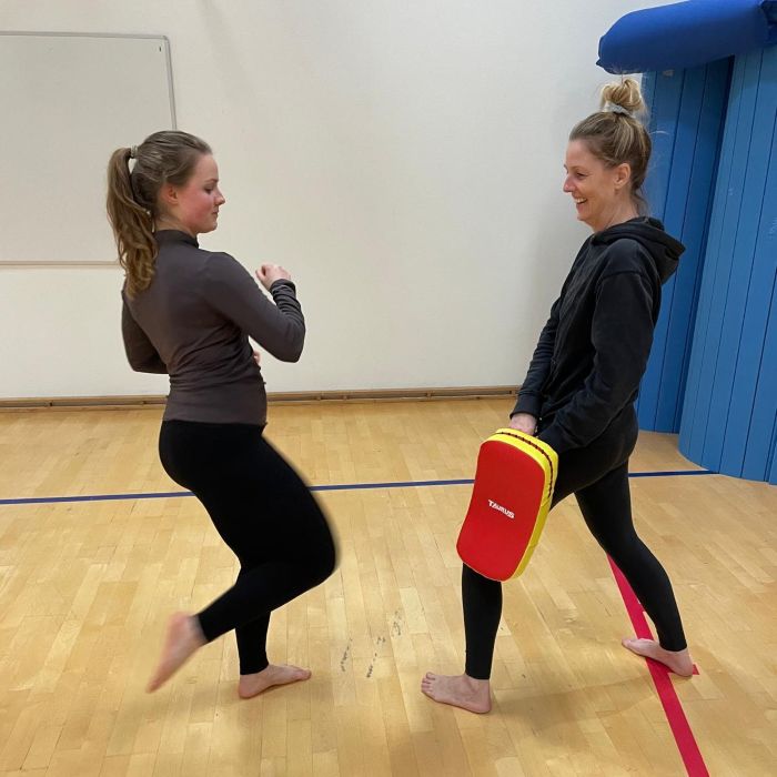 Aunkai træning, hvor 2 kvinder øver spark